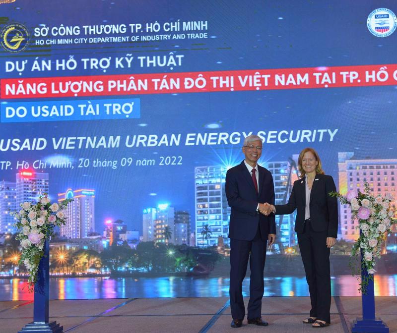 Deputy Chairman of the Ho Chi Minh City People’s Committee Vo Van Hoan and USAID Vietnam Country Director Aler Grubbs.