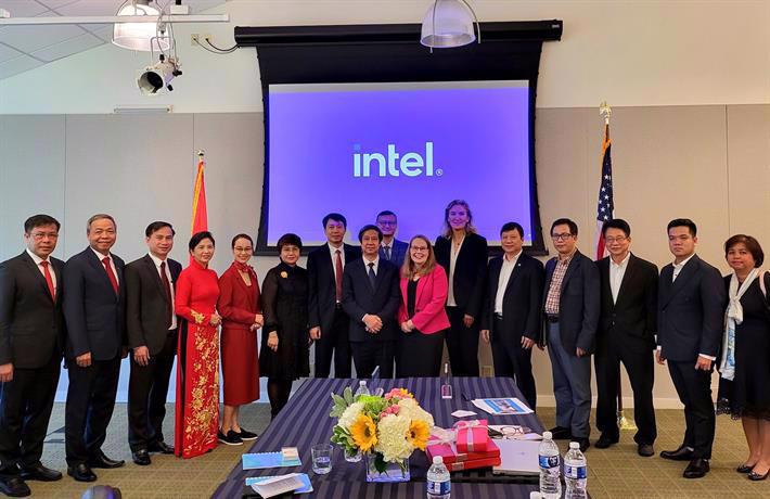 The delegation from the Ministry of Education and Training meets with the Intel Corporation.