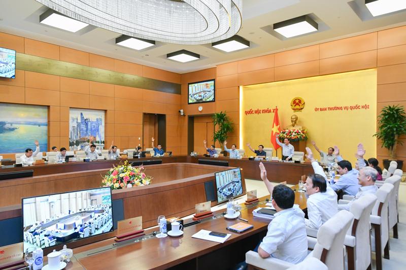 100% thành viên Ủy ban Thường vụ Quốc hội biểu quyết nhất trí thông qua 2 nghị quyết. Ảnh - Quochoi.vn. 