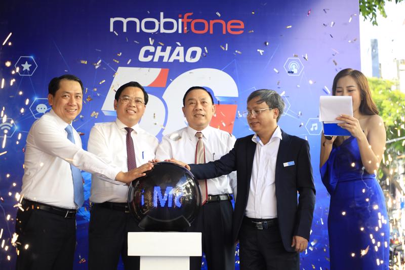 Đại diện MobiFone, Sở Thông tin và Truyền thông tỉnh Khánh Hòa lãnh đạo UBND thành phố Nha Trang nhấn nút khai trương 5G tại Nha Trang.