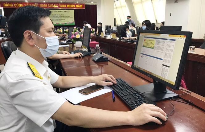 Cán bộ Cục thuế Hà Nội hỗ trợ doanh nghiệp qua website của Cục