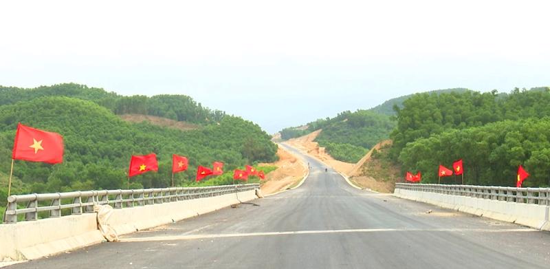 Một đoạn tuyến cao tốc Cam Lộ-La Sơn đi qua địa bàn tỉnh Thừa Thiên- Huế đã cơ bản hoàn thành.