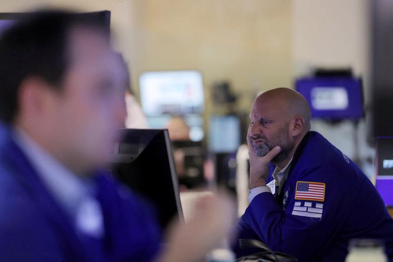 Hai nhà giao dịch cổ phiếu trên sàn NYSE ở New York hôm 13/9 - Ảnh: Reuters.