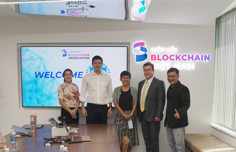 Đại diện Hiệp hội Blockchain Việt Nam trao đổi với đại diện Quỹ Tiền tệ Quốc tế.