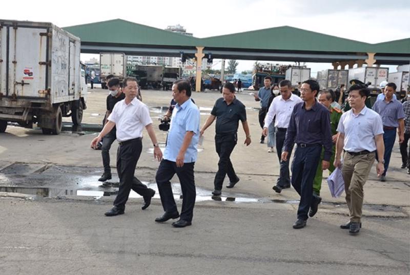 Ông Lê Minh Hoan, Bộ trưởng Bộ Nông nghiệp và Phát triển nông thôn, Phó Trưởng ban Thường trực Ban Chỉ đạo Quốc gia về phòng chống thiên tai cùng đoàn công tác đi kiểm tra phòng chống bão số 4 (bão Noru).