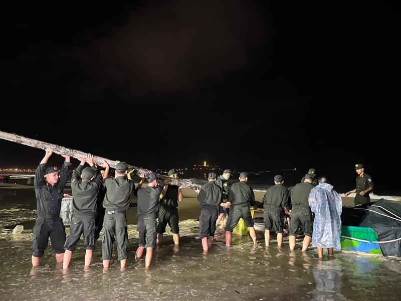 Các lực lượng công an, quân đội trên địa bàn Đà Nẵng thức trắng đêm giúp dân đưa tàu bè vào nơi tránh trú bão Noru