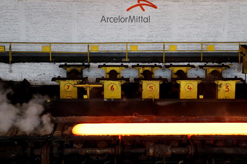 Trong một nhà máy thép của ArcelorMIttal - Ảnh: Reuters.
