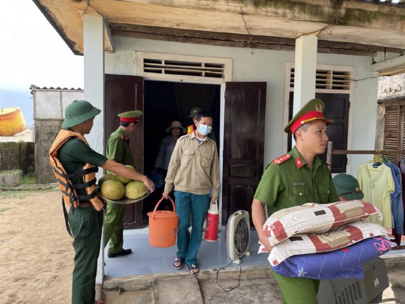 Lực lượng Công an tỉnh Thừa Thiên-Huế hỗ trợ người dân di dời tránh bão số 4.