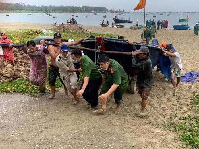 Bộ đội và công an TP. Đà Nẵng giúp dân sơ tán phương tiện đánh bắt hải sản vào bờ tránh bão số 4.