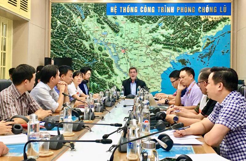 Ông Andrew Jeffries, Giám đốc Quốc gia ADB tại Việt Nam chủ trì cuộc họp tại Văn phòng Tổng cục Phòng chống thiên tai.
