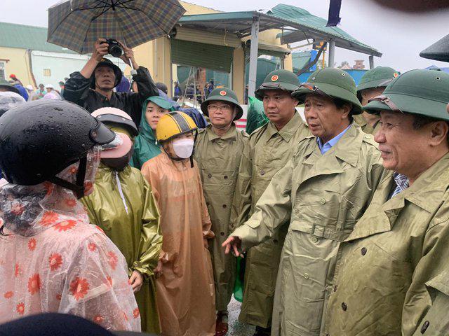 Phó Thủ tướng Lê Văn Thành, Trưởng Ban chỉ đạo tiền phương cùng đoàn công tác đi kiểm tra việc phòng chống bão số 4 tại tỉnh Quảng Trị . Ảnh - VGP. 