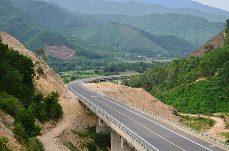 Cao tốc La Sơn - Túy Loan gặp nhiều vướng bất cập.