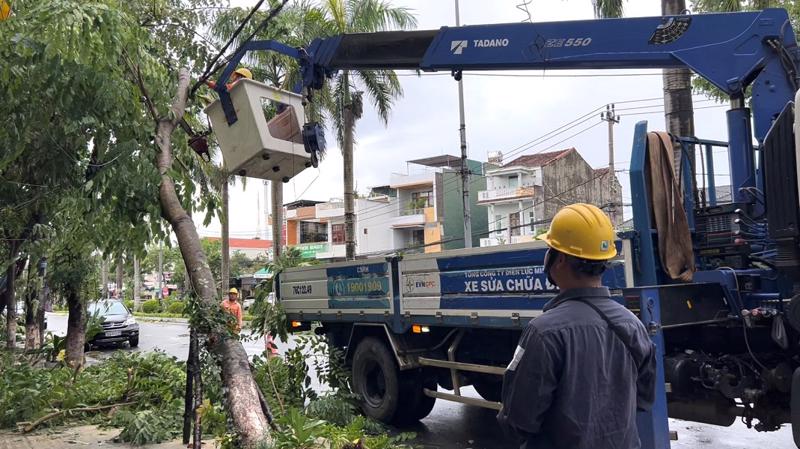 Xử lý sự cố sau bão tại Quảng Ngãi.