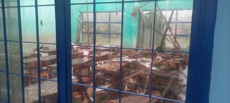 Một trường học tại Đà Nẵng bị sập mái sau cơn bão