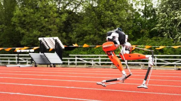Robot Cassie lập kỷ lục 100 mét vào ngày 11/5/ 2022 tại Corvallis, Oregon. Ảnh: OSU