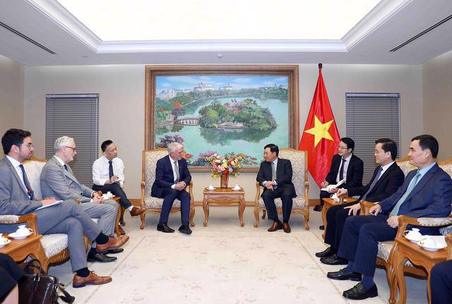Deputy Prime Minister Pham Binh Minh (centre and right) and State Secretary of the German Ministry of Economic Cooperation and Development Jochen Flasbarth (Photo: VGP/Hai Minh)