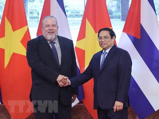 PM Pham Minh Chinh (right) and PM Manuel Marrero Cruz (Photo: VNA)