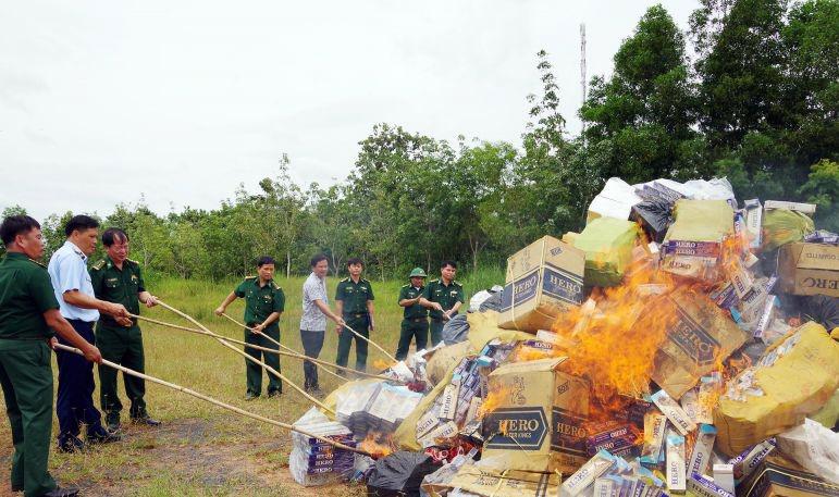 Lực lượng chức năng tỉnh Bình Phước tiêu hủy thuốc lá nhập lậu 