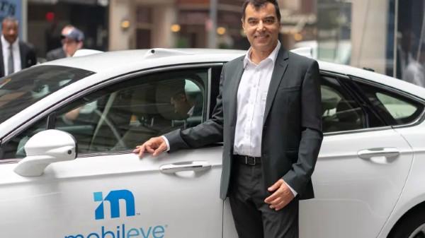 Giám đốc điều hành của Mobileye, ông Amnon Shashua, chụp ảnh với một chiếc xe không người lái Mobileye tại Nasdaq Market, New York.