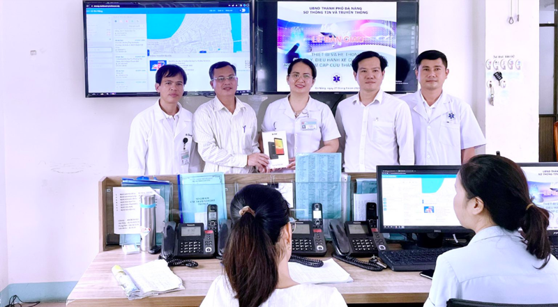 Ông Trần Ngọc Thạch, Phó Giám đôc Sở TTTT Đà Nẵng tiếp nhận máy tính bảng do Công ty Trung Nam tài trợ để lắp đặt trên xe cấp cứu 115 TP. Đà Nẵng.