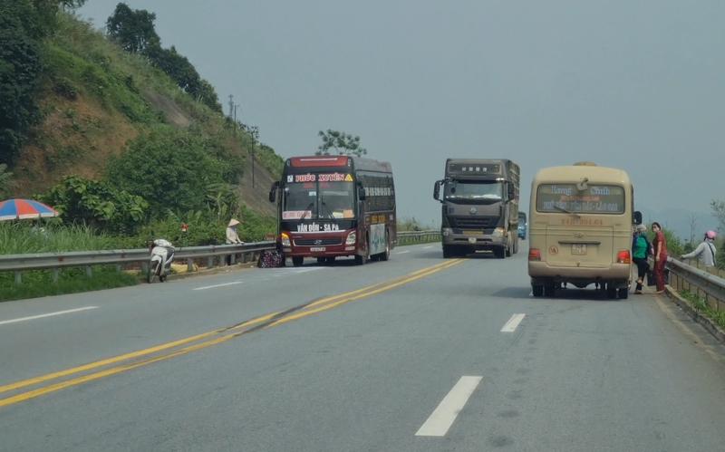 Tình trạng lập bến cóc, bắt khách trên cao tốc Nội Bài - Lào Cai diễn ra rất phổ biến 