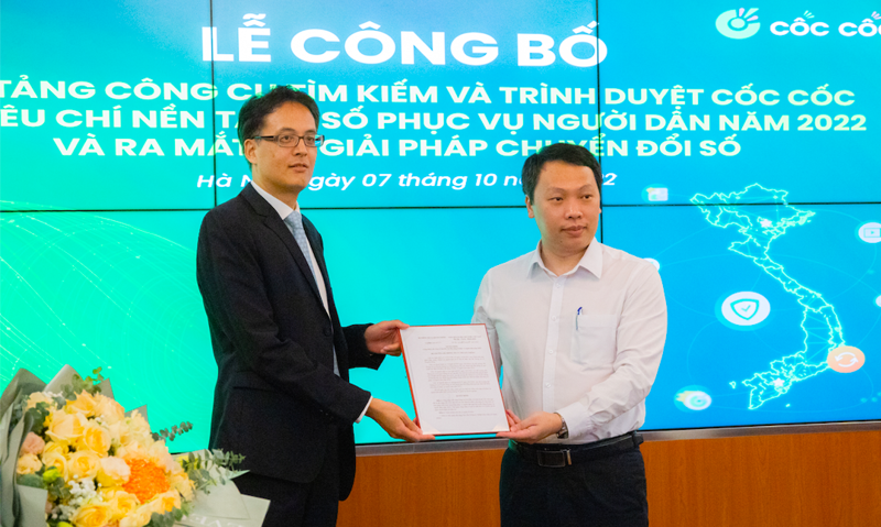 Thứ trưởng Bộ Thông tin và Truyền thông Nguyễn Huy Dũng trao quyết định công nhận Công cụ tìm kiếm và trình duyệt Cốc Cốc đạt tiêu chí nền tảng số phục vụ người dân.