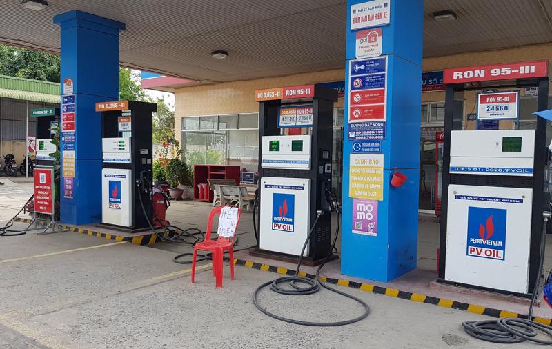 Những ngày gần đây, các địa phương ở khu vực Đồng bằng sông Cửu Long tiếp tục ghi nhận tình trạng các cửa hàng xăng dầu hết hàng.