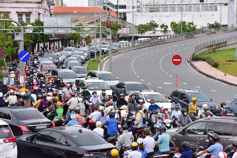 Kẹt xe không lối thoát sau khi cơ quan chức năng cấm tất cả các loại xe qua cầu vượt Nguyễn Hữu Cảnh vì sự cố nghiêm trọng đứt cấp ngầm dự ứng lực cầu vượt cửa ngõ giao thông này.