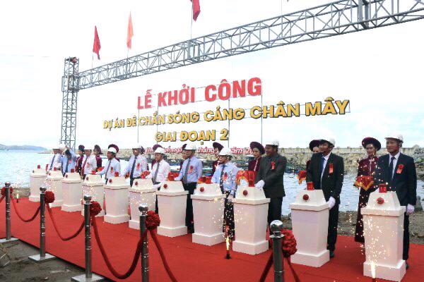 Lãnh đạo Bộ Giao thông Vận tải và tỉnh Thừa Thiên - Huế phát lệnh khởi công xây dựng Đê chắn sóng cảng Chân Mây(giai đoạn 2)
