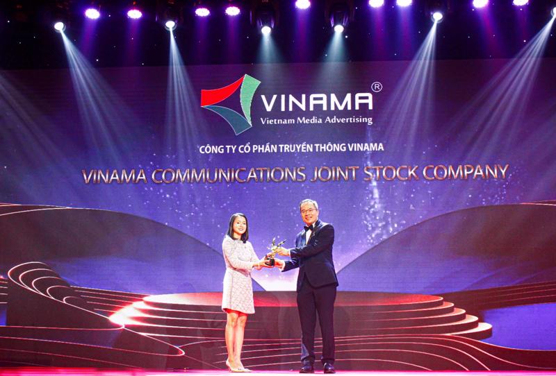Đại diện Vinama nhận giải thưởng tại lễ trao giải APEA 2022. Nguồn: Vinama.