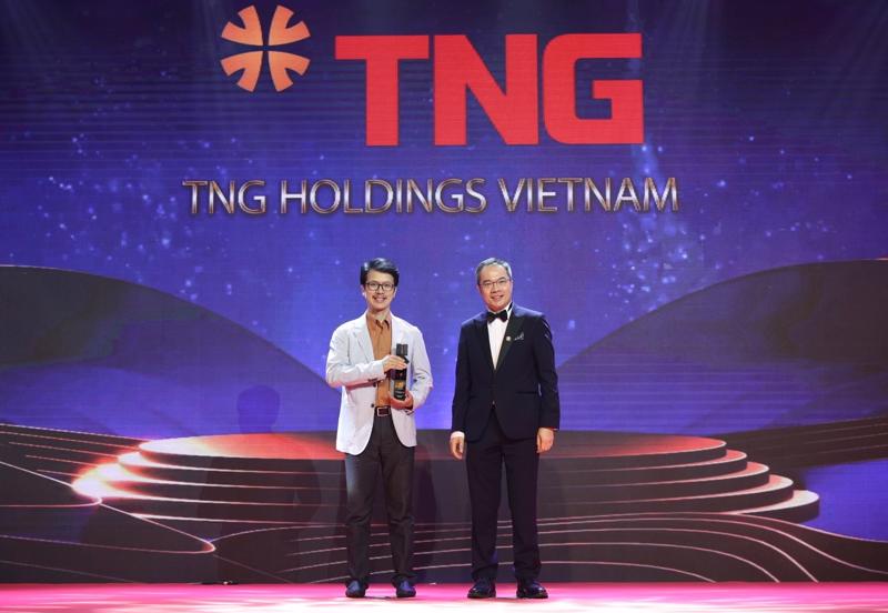  Ông Trần Tuấn Việt - Giám đốc khối Truyền thông và Marketing, đại diện Tập đoàn TNG Holdings Vietnam nhận giải thưởng “Doanh nghiệp xuất sắc châu Á”.