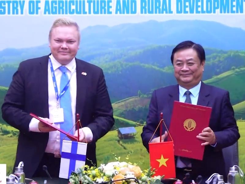 Bộ trưởng Lê Minh Hoan và  Bộ trưởng Antti Kurvinen ký kết kết bản ghi nhớ hợp tác nông nghiệp Việt Nam – Phần Lan.