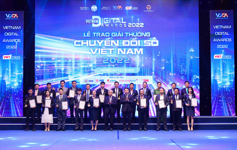 Thứ trưởng Bộ Thông tin và Truyền thông Nguyễn Huy Dũng và Nguyên Bộ trưởng Bộ Khoa học và Công nghệ Nguyễn Quân trao giải cho các tổ chức, đơn vị.