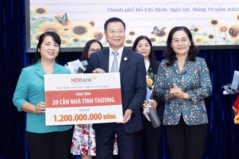 Ông Hoàng Đức Long - Giám đốc Khối Nguồn vốn và Kinh doanh tiền tệ - đại diện HDBank trao bảng tượng trưng kinh phí hỗ trợ xây dựng 20 căn nhà tình thương cho UBMTTQ Việt Nam Tp.HCM.