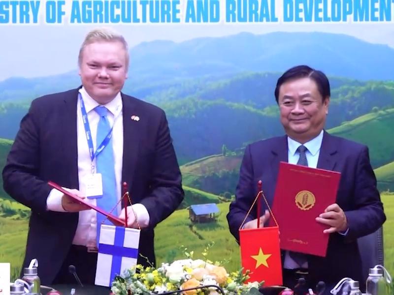 Minister of Agriculture and Rural Development Le Minh Hoan and Finnish Minister of Agriculture and Forestry Antti Kurvinen sign an MoU on sustainable forest management. Photo: VnEconomy