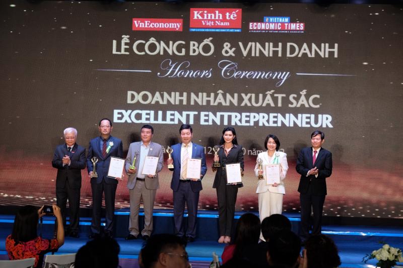 Top doanh nhân xuất sắc Việt Nam năm 2022 được trao giải tại sự kiện - Ảnh: Chu Xuân Khoa
