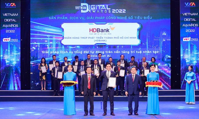 Ông Nguyễn Đức Dũng - Phó Giám đốc Trung tâm Chuyển đổi số HDBank (DTC) - đại diện HDBank - nhận Giải.