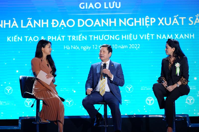 Các diễn giả tham gia giao lưu với chủ đề Khát vọng Kiến tạo và Phát triển Thương hiệu Việt Nam Xanh trong khuôn khổ sự kiện công bố và Vinh danh Thương hiệu mạnh Việt Nam 2022.