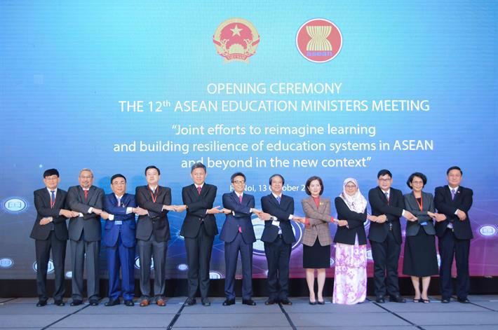Phó Thủ tướng Chính phủ Vũ Đức Đam và Bộ trưởng, phụ trách giáo dục 10 nước ASEAN chụp ảnh lưu niệm tại lễ khai mạc hội nghị