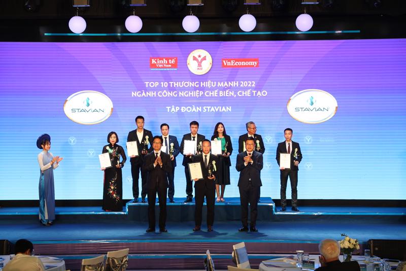 Ông Đinh Đức Thắng - Chủ tịch HĐQT Tập đoàn Stavian nhận Danh hiệu Top 10 Thương hiệu mạnh Việt Nam ngành Công nghiệp Chế biến - Chế tạo.