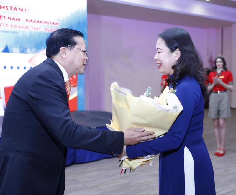 A Vietjet Air leader presents flowers to Vice President Vo Thi Anh Xuan at the ceremony announcing the opening of flights between Vietnam and Kazakhstan. Photo: VnEconomy