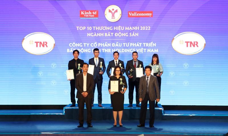 Đại diện TNR Holdings Vietnam nhận giải thưởng Top 10 thương hiệu mạnh ngành bất động sản.