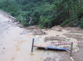   Bão số 5 gây mưa lớn làm sạt lở núi, ách tắc giao thông tại huyện Trà Bồng (Quảng Ngãi).