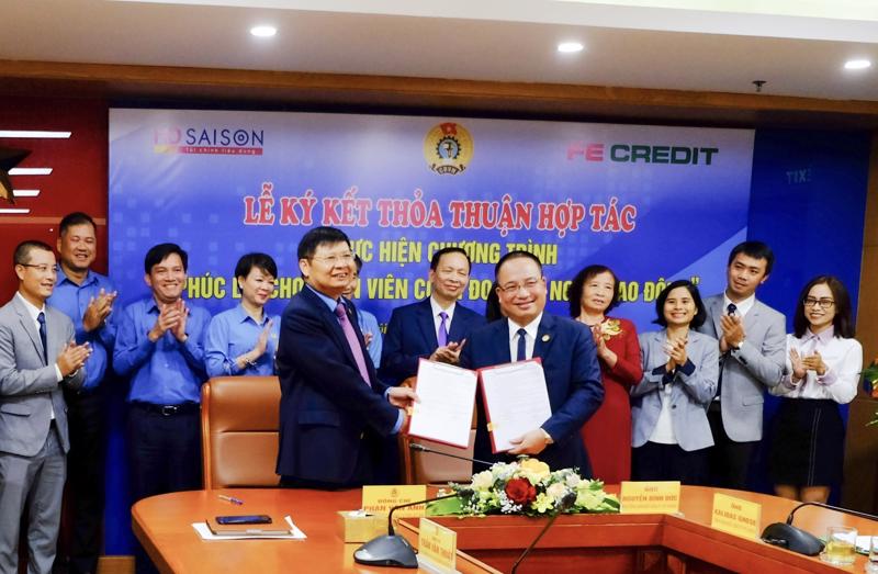 Ông Phan Văn Anh - Phó chủ tịch Tổng liên đoàn lao động Việt Nam (trái) và ông Nguyễn Đình Đức - Phó Tổng Giám đốc HD Saison thực hiện nghi thức ký kết.