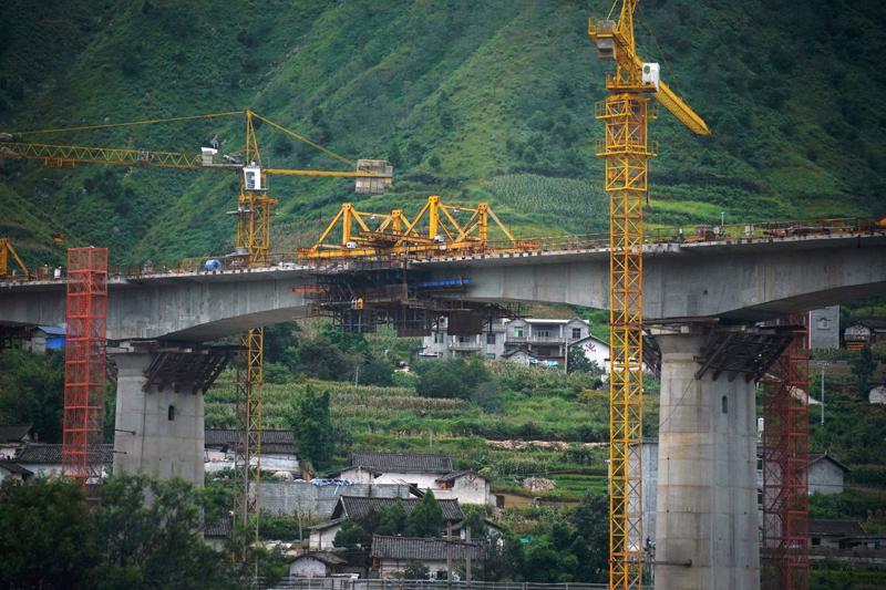Một cây cầu đang xây ở Tứ Xuyên, Trung Quốc hồi tháng 9/2020 - Ảnh: Reuters.