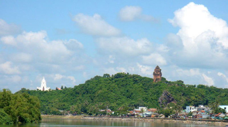 Tuy Hòa đang kiến nghị tỉnh Phú Yên bàn giao di tích Tháp Nhạn (Núi Nhạn) về cho thành phố. 