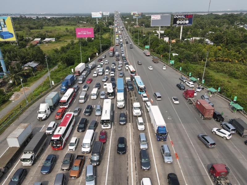 Tuyến cao tốc TP.HCM - Long Thành - Dầu Giây hiện đang quá tải do lưu lượng xe cộ thông qua tăng cao.