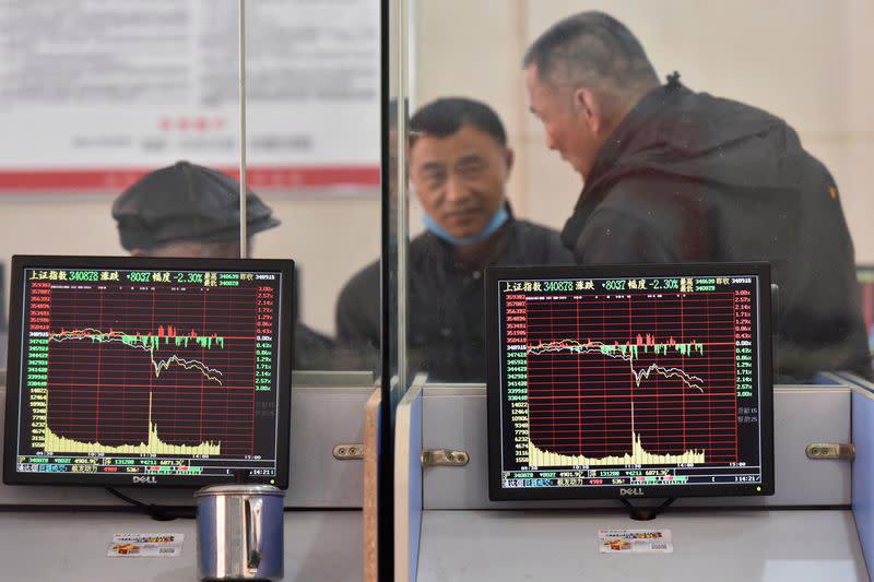 Các nhà đầu tư tại một công ty môi giới ở Phụ Dương, tỉnh An Huy, Trung Quốc - Ảnh: Reuters