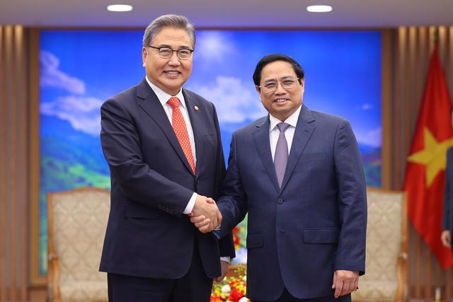 Prime Minister Pham Minh Chinh (right) and RoK Minister of Foreign Affairs Park Jin. Photo: VGP