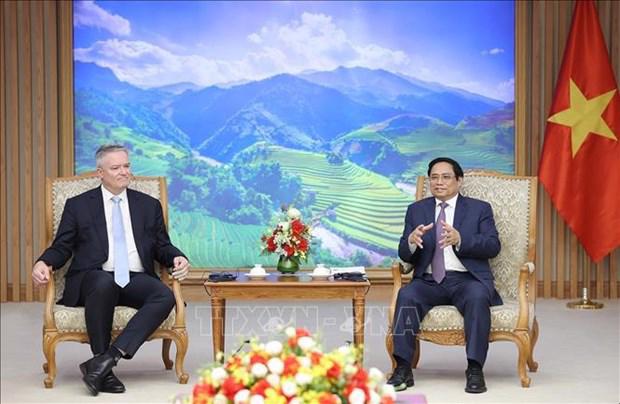 Prime Minister Pham Minh Chinh (right) and OECD Secretary-General Mathias Cormann (Photo: VNA)